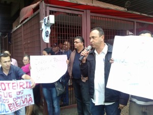Presidente do Sindigráficos, Joaquim de Oliveira, durante protesto em frente a Prol Gráfica.
