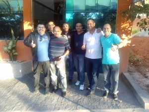 O presidente J,oaquim de Oliveira, e o vice-presidente, Álvaro da Costa, ao lado de outros sindicalistas